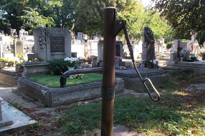 Ручной насос над колодцем