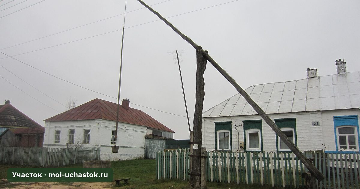 Деревенский колодец с домиком
