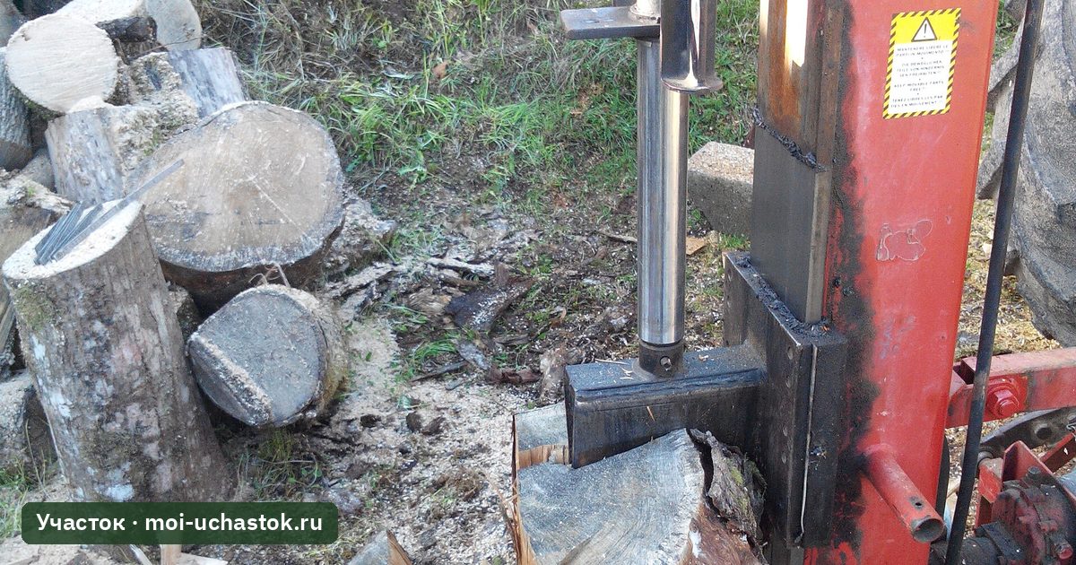 Гидравлический дровокол колет чурку
