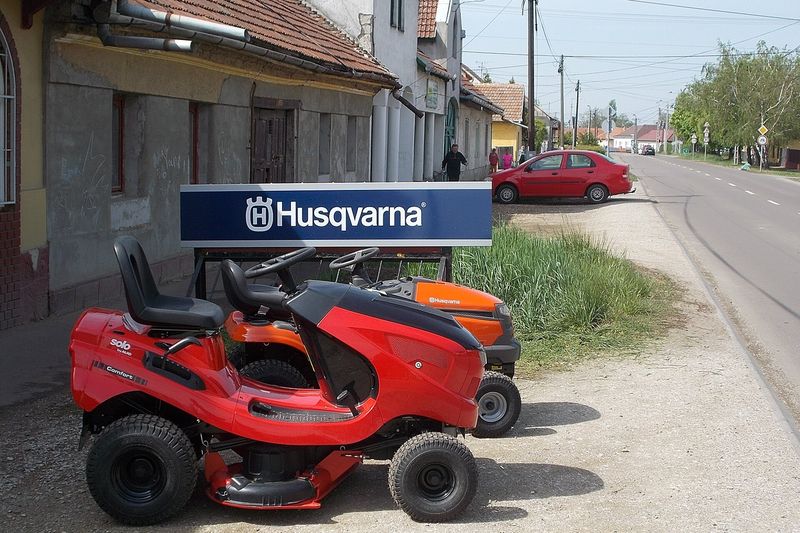 Садовая техника у сервисного магазина