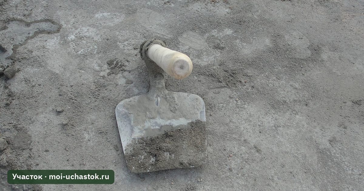 Лопата в земле