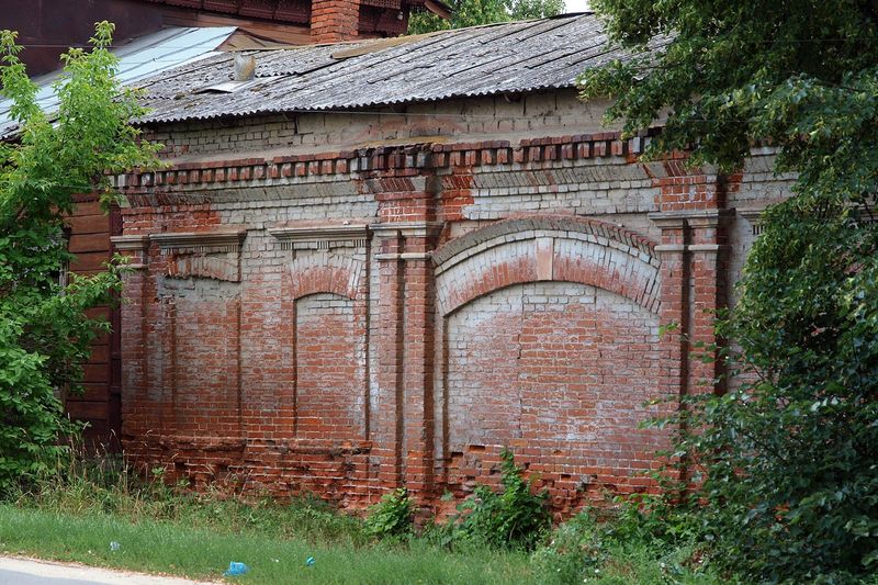 Кирпичный забор с разрушающейся кладкой