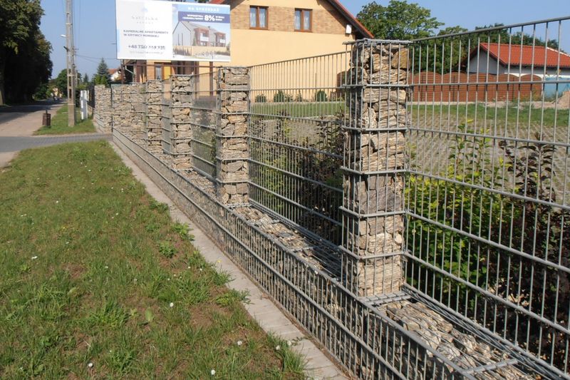 Забор на ленточном цоколе вдоль дороги