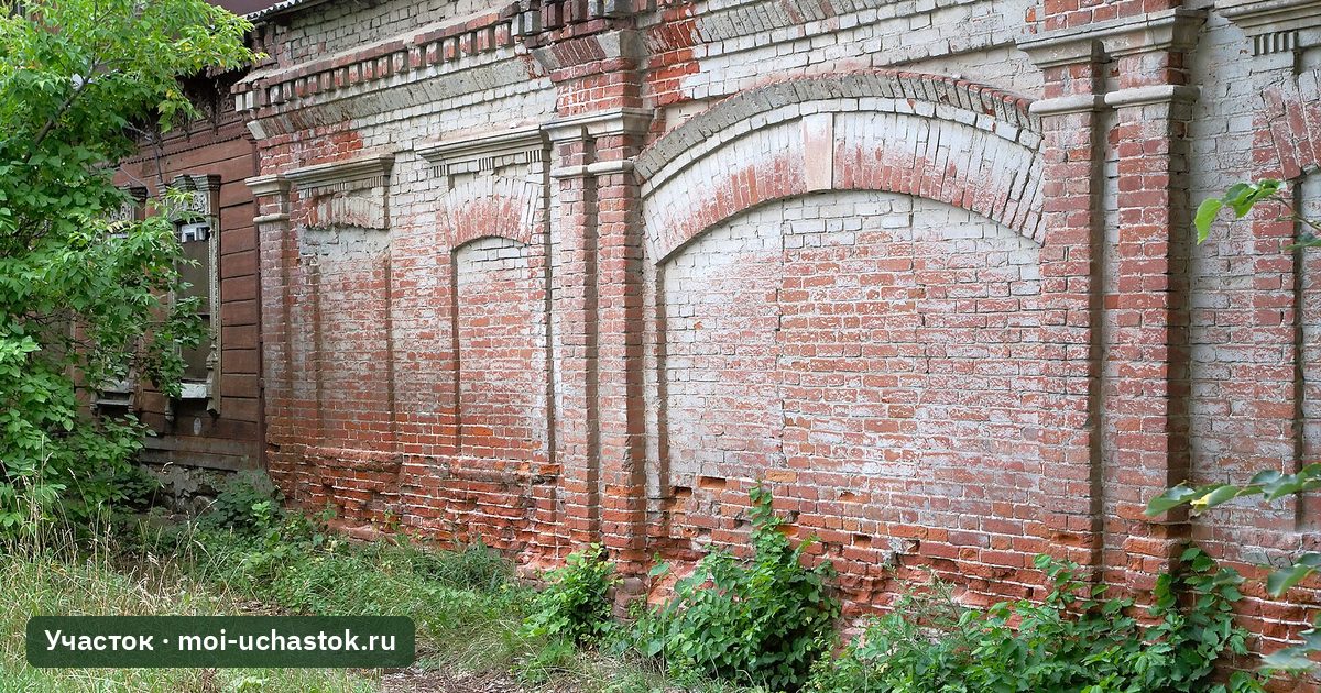 Старый кирпичный забор на цоколе в Кашире