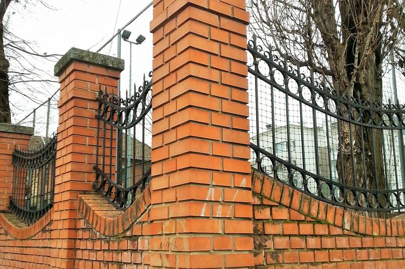 Кирпичный столб забора с колпаком