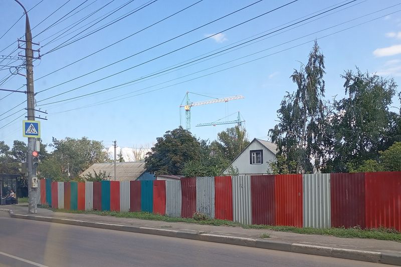 Забор из цветного профлиста