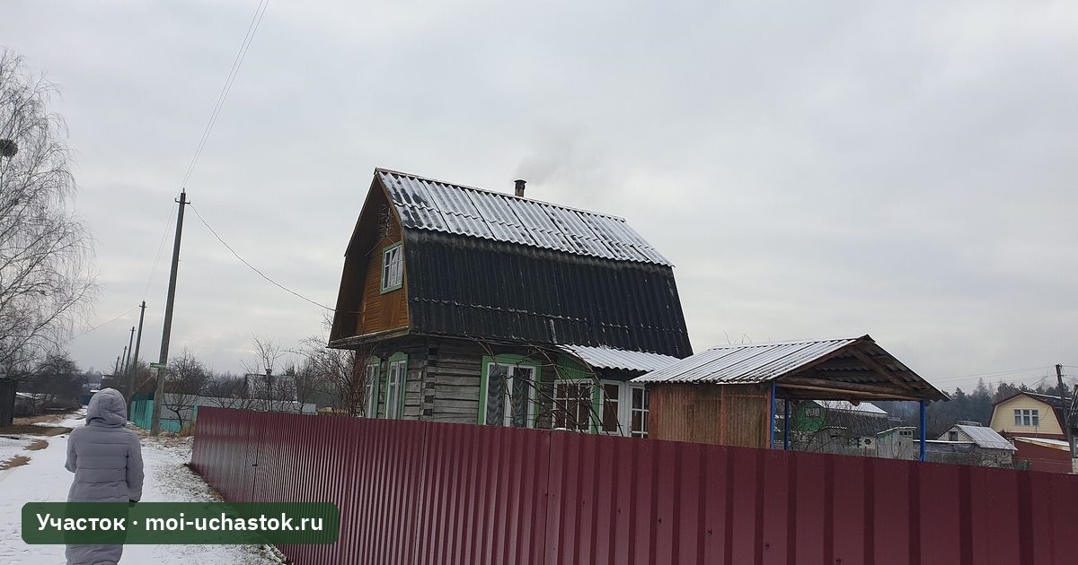 Забор из профнастила вдоль сельской улицы