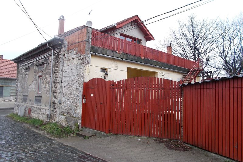 Сплошной окрашенный забор у дома
